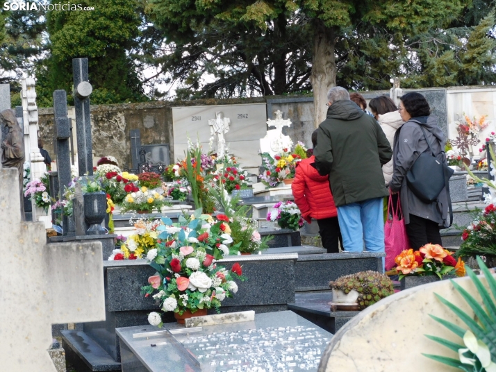 En im&aacute;genes: Los sorianos acuden en masa al cementerio para visitar a sus difuntos