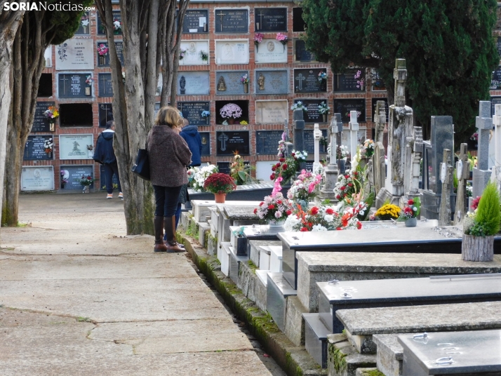 En im&aacute;genes: Los sorianos acuden en masa al cementerio para visitar a sus difuntos