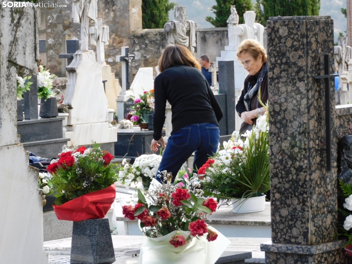 En im&aacute;genes: Los sorianos acuden en masa al cementerio para visitar a sus difuntos