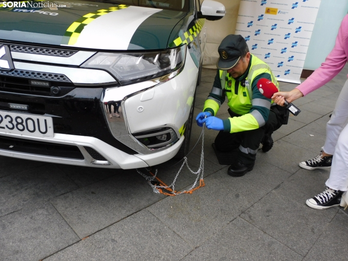 EN FOTOS | Decenas de sorianos aprenden de una forma pr&aacute;ctica c&oacute;mo poner las cadenas de la nieve