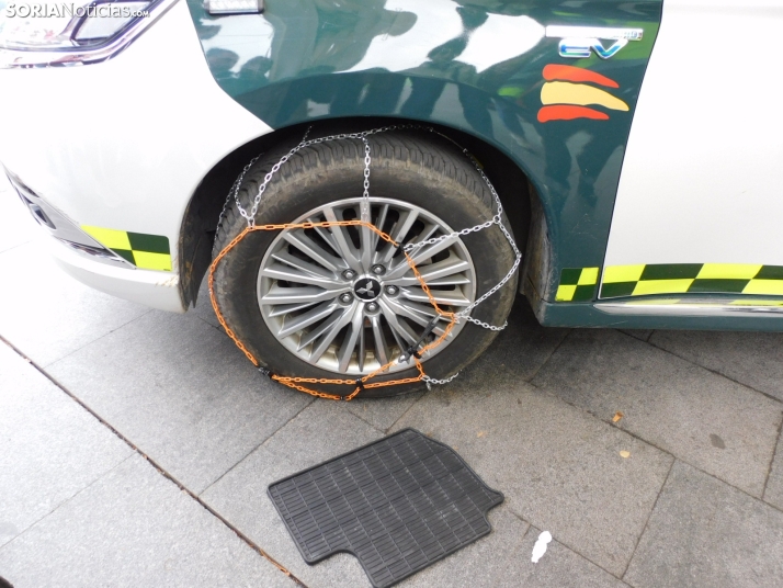 EN FOTOS | Decenas de sorianos aprenden de una forma pr&aacute;ctica c&oacute;mo poner las cadenas de la nieve