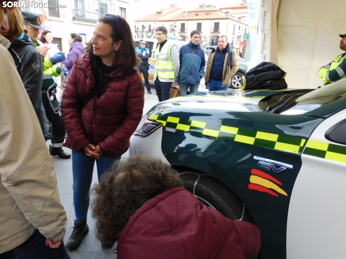 EN FOTOS | Decenas de sorianos aprenden de una forma pr&aacute;ctica c&oacute;mo poner las cadenas de la nieve