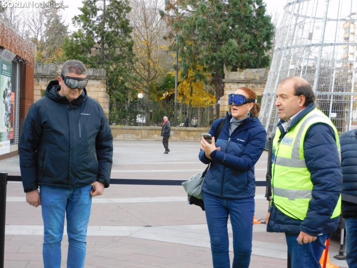 EN FOTOS | Decenas de sorianos aprenden de una forma pr&aacute;ctica c&oacute;mo poner las cadenas de la nieve