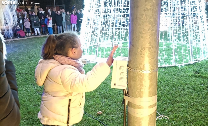 Una niña enciende el árbol navideño de Golmayo en 2023. /SN