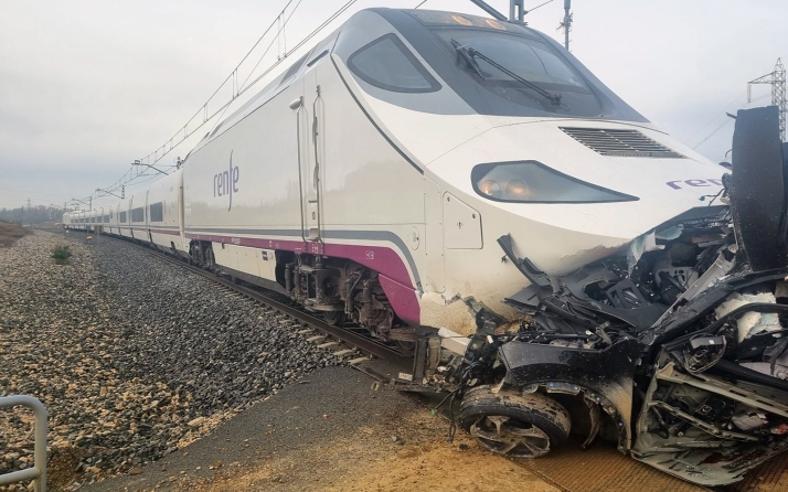 Dos fallecidos en una colisión entre un tren y un turismo en Palencia