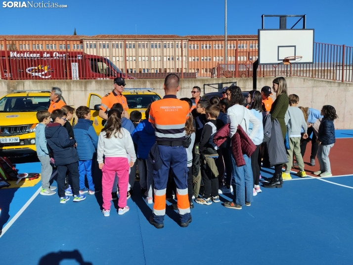 Los escolares sorianos disfrutan con las herramientas de trabajo de los FFCCSE.