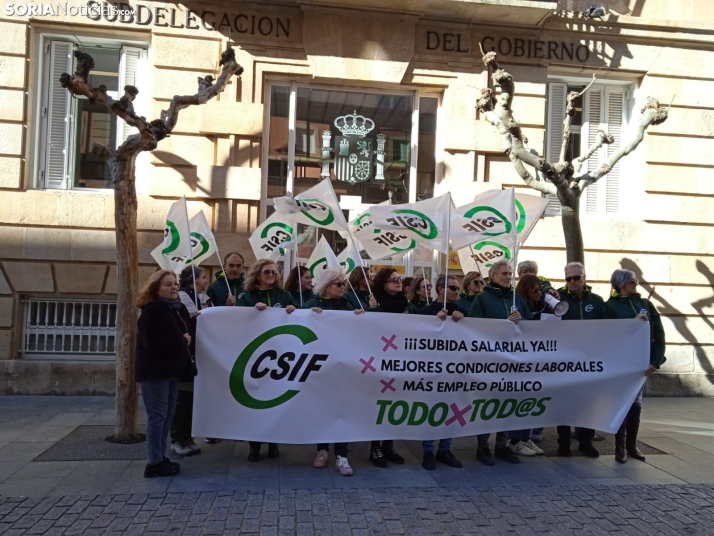 CSIF Soria se concentra para exigir la mejora de las condiciones laborales de los empleados públicos 