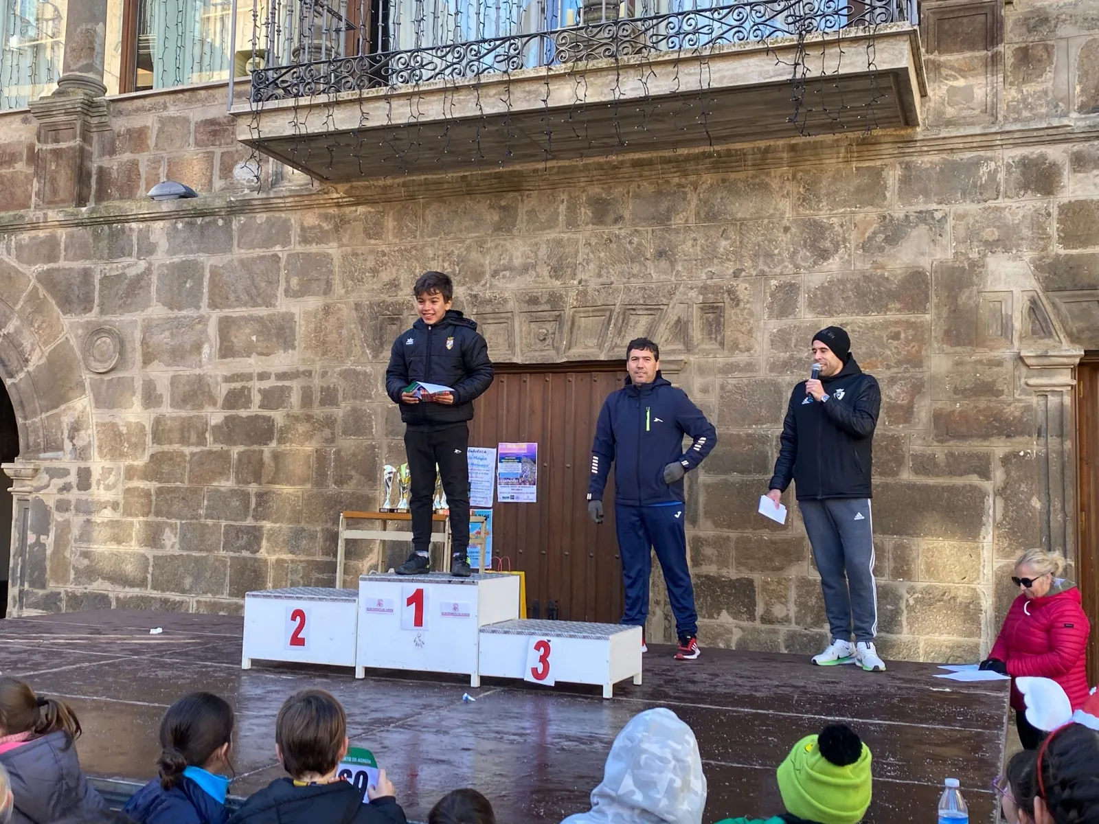 Una imagen de la entrega de trofeos y obsequios. /AÁ