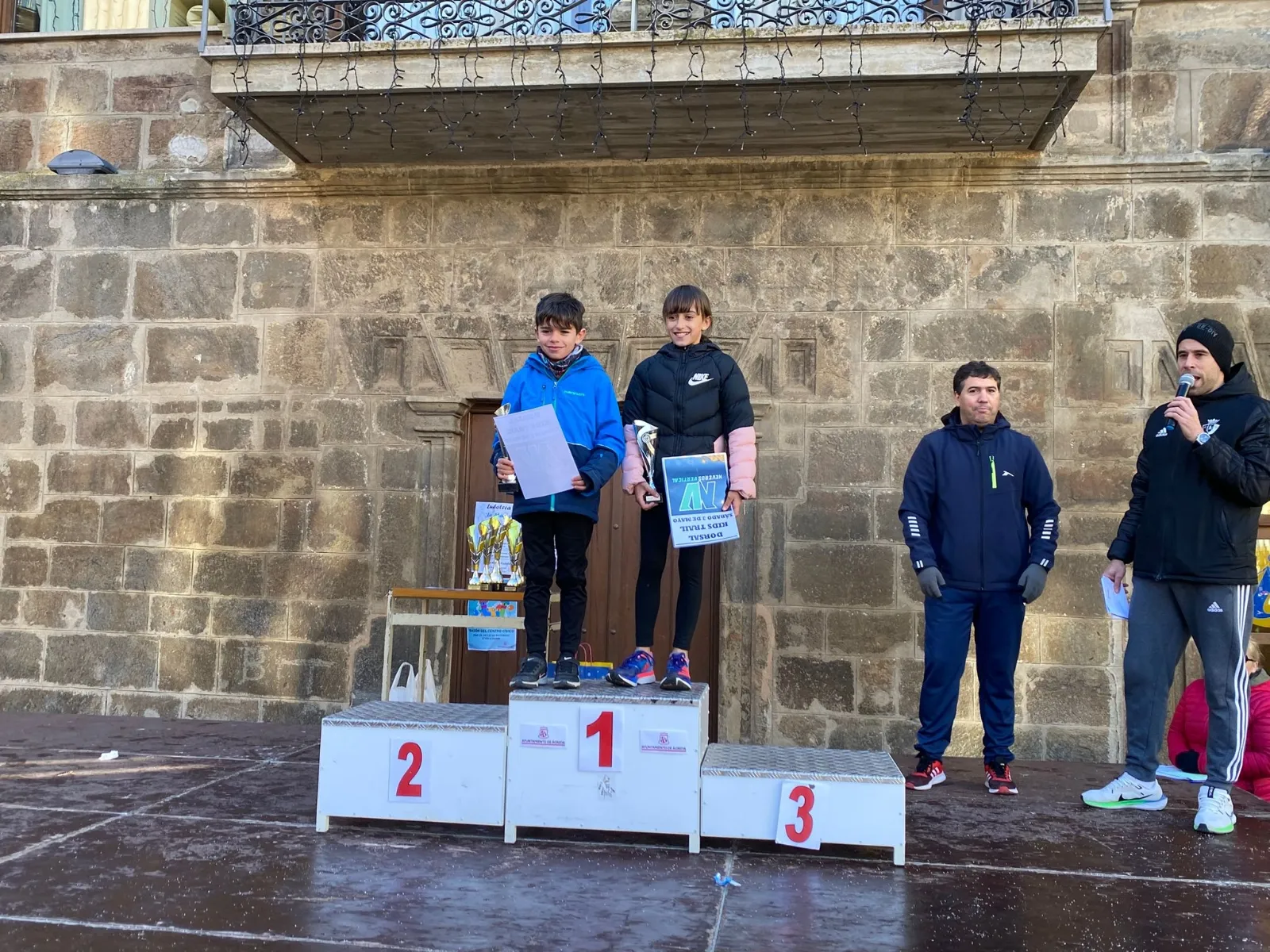 Una imagen de la entrega de trofeos y obsequios. /AÁ