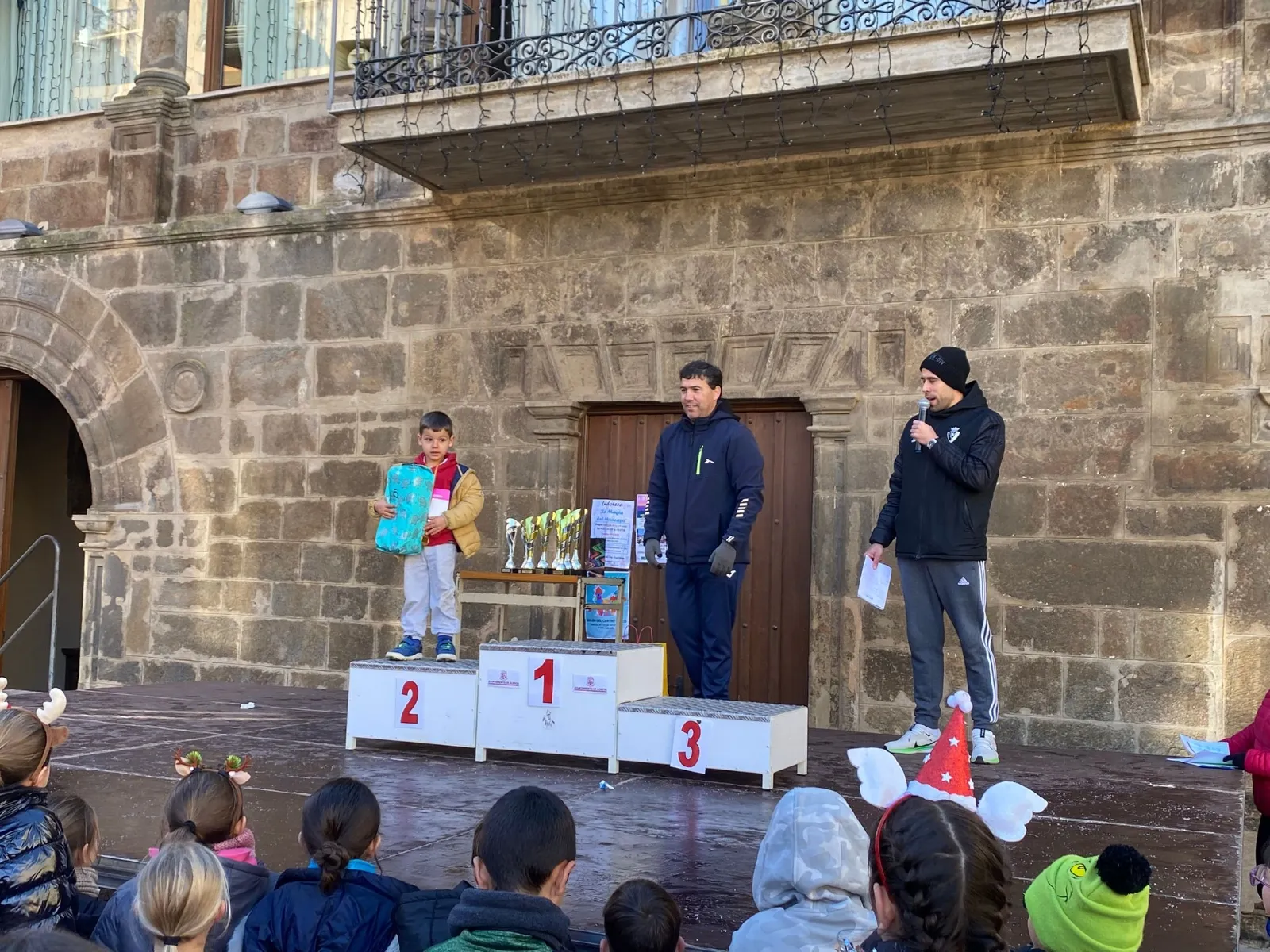 Una imagen de la entrega de trofeos y obsequios. /AÁ