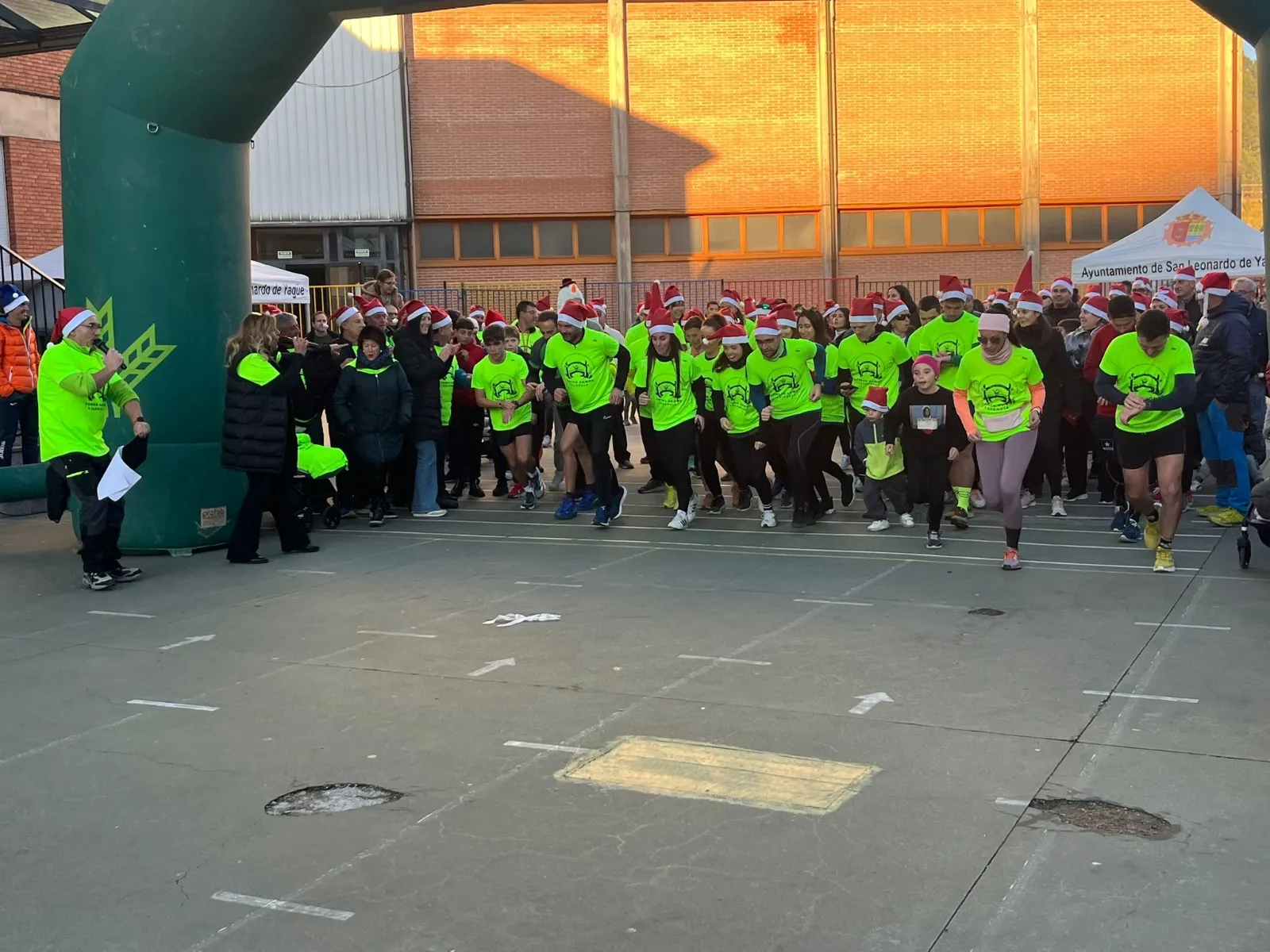 Foto 2 - San Leonardo celebra su II San Silvestre Solidaria con gran participaci&oacute;n de los vecinos