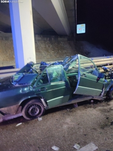 Foto 3 - Los bomberos tienen que excarcelar a un hombre de su coche tras un impresionante accidente en Almenar