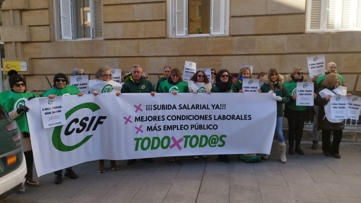 Decenas de empleados públicos se han concentrado ante las subdelegaciones de Castilla y León para pedir una subida salarial