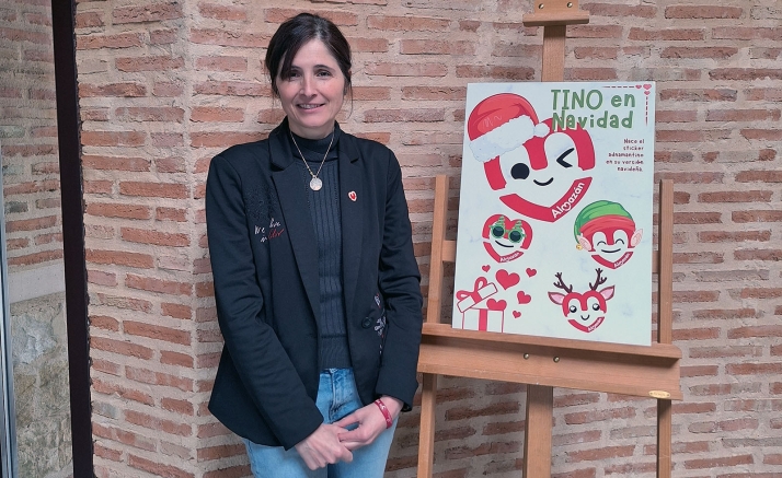 Teresa Ágreda, junto al nuevo diseño. /AA