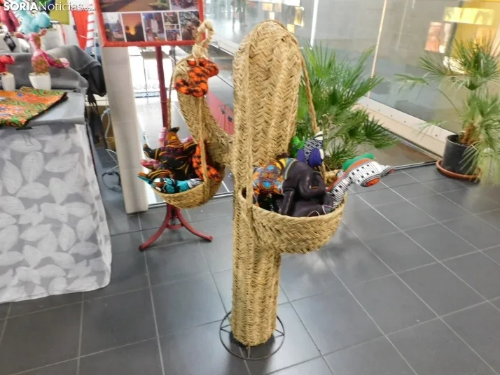 El arte de la artesan&iacute;a invade la parte superior del Mercado Municipal durante el puente de la Constitu
