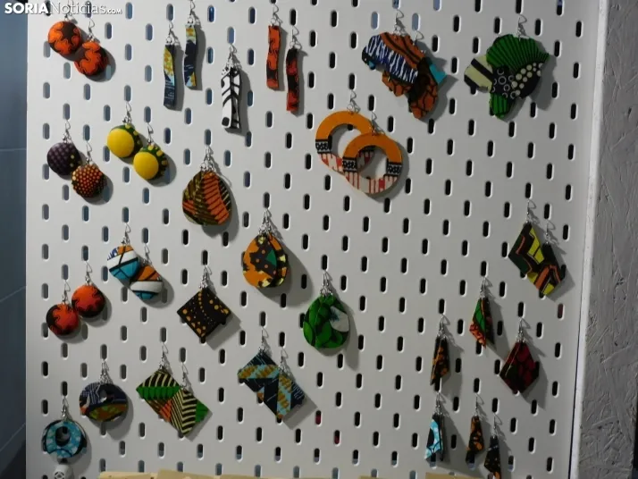 El arte de la artesan&iacute;a invade la parte superior del Mercado Municipal durante el puente de la Constitu