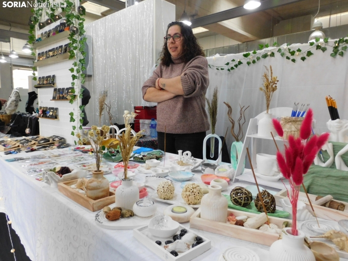 El arte de la artesan&iacute;a invade la parte superior del Mercado Municipal durante el puente de la Constitu