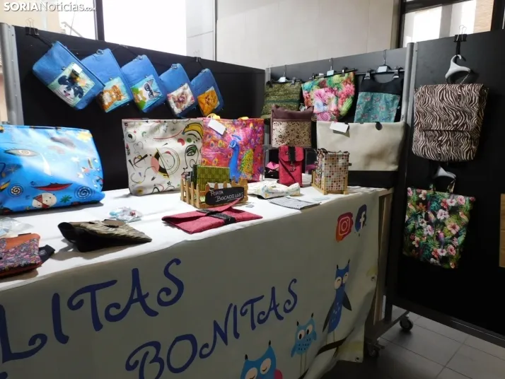 El arte de la artesan&iacute;a invade la parte superior del Mercado Municipal durante el puente de la Constitu