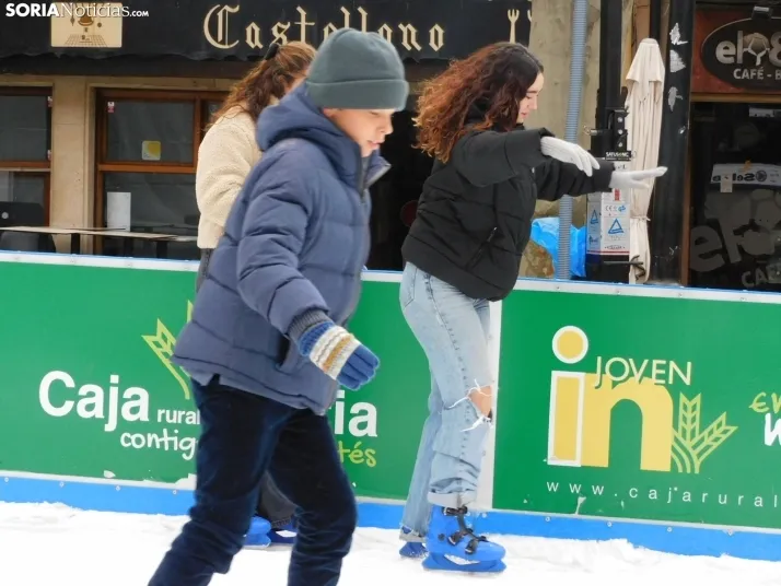 Soria patina sobre hielo, en fotos