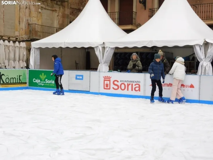 Soria patina sobre hielo, en fotos