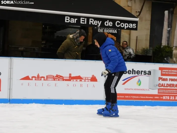 Soria patina sobre hielo, en fotos
