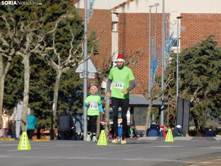 EN FOTOS | Golmayo se adelanta a las fiestas con su divertida carrera por relevos de Navidad