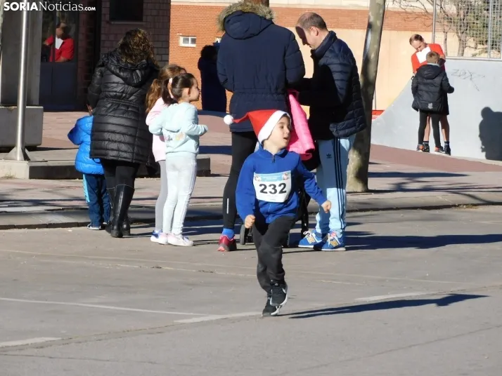 EN FOTOS | Golmayo se adelanta a las fiestas con su divertida carrera por relevos de Navidad