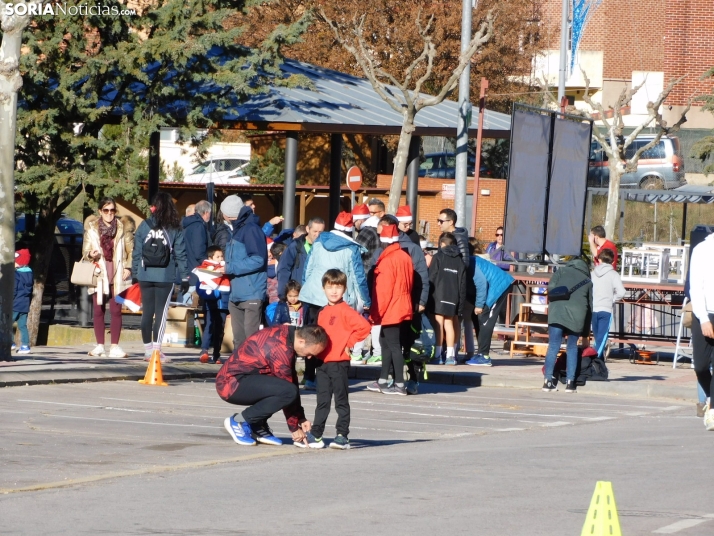 EN FOTOS | Golmayo se adelanta a las fiestas con su divertida carrera por relevos de Navidad