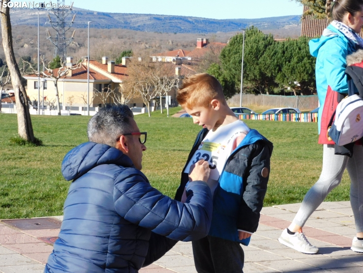 EN FOTOS | Golmayo se adelanta a las fiestas con su divertida carrera por relevos de Navidad