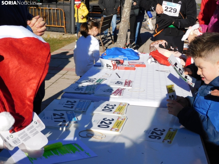 EN FOTOS | Golmayo se adelanta a las fiestas con su divertida carrera por relevos de Navidad