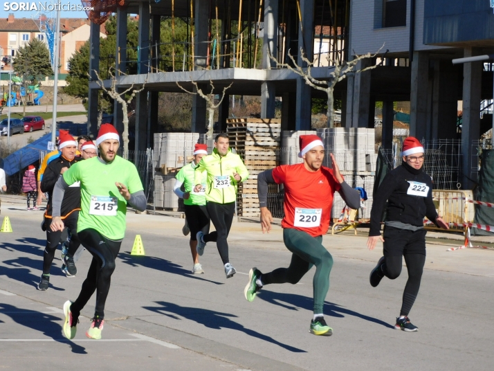 EN FOTOS | Golmayo se adelanta a las fiestas con su divertida carrera por relevos de Navidad