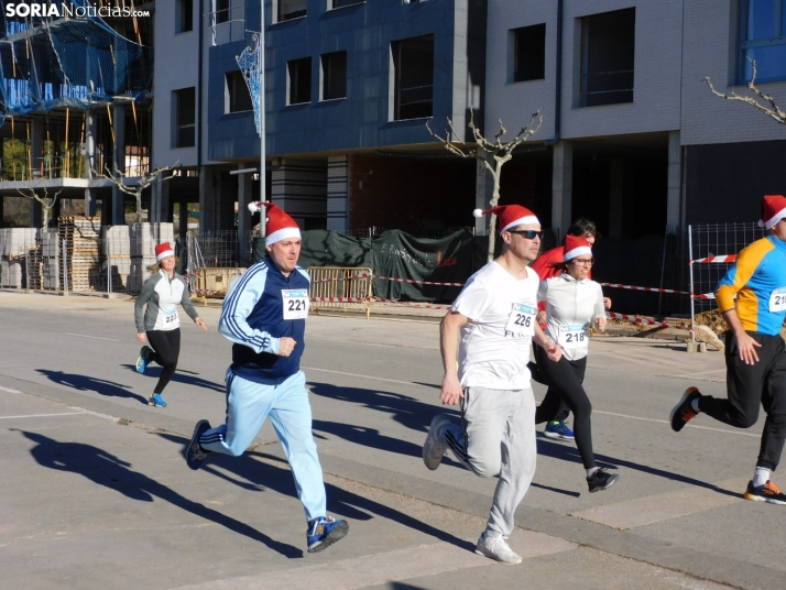 EN FOTOS | Golmayo se adelanta a las fiestas con su divertida carrera por relevos de Navidad