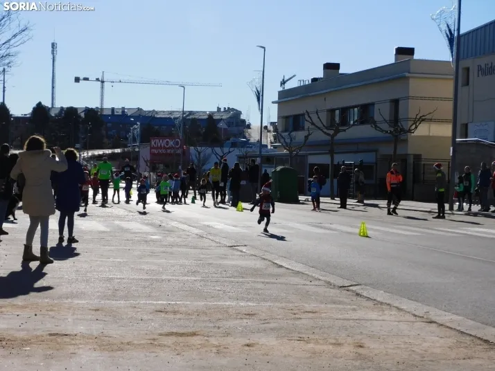 EN FOTOS | Golmayo se adelanta a las fiestas con su divertida carrera por relevos de Navidad
