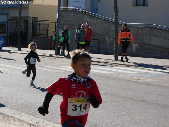 EN FOTOS | Golmayo se adelanta a las fiestas con su divertida carrera por relevos de Navidad