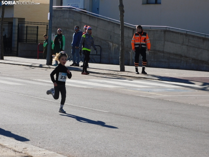 EN FOTOS | Golmayo se adelanta a las fiestas con su divertida carrera por relevos de Navidad