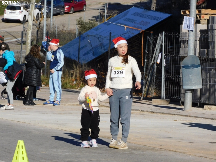 EN FOTOS | Golmayo se adelanta a las fiestas con su divertida carrera por relevos de Navidad