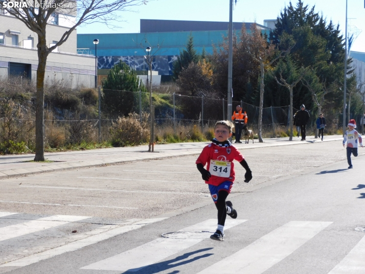 EN FOTOS | Golmayo se adelanta a las fiestas con su divertida carrera por relevos de Navidad