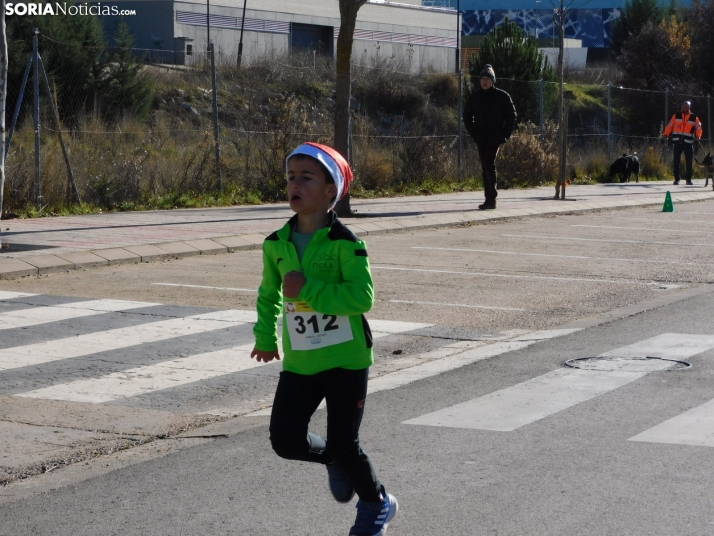 EN FOTOS | Golmayo se adelanta a las fiestas con su divertida carrera por relevos de Navidad