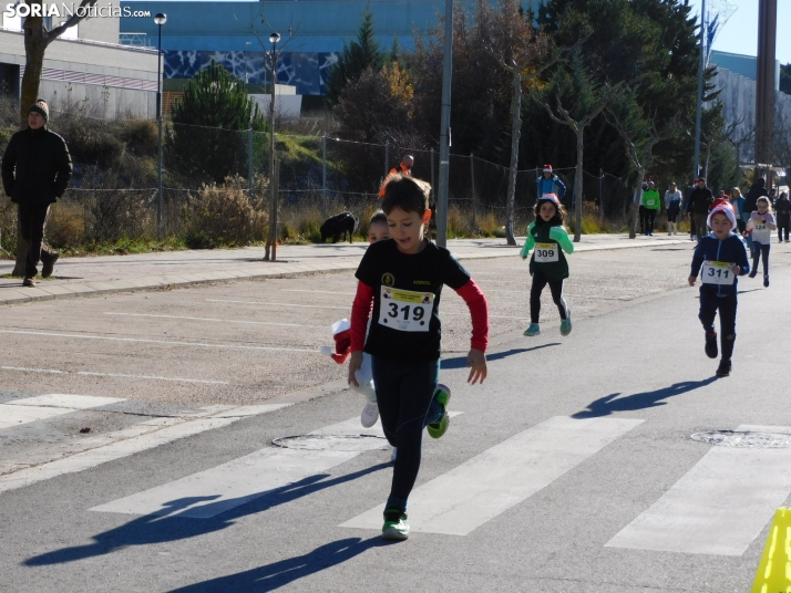 EN FOTOS | Golmayo se adelanta a las fiestas con su divertida carrera por relevos de Navidad