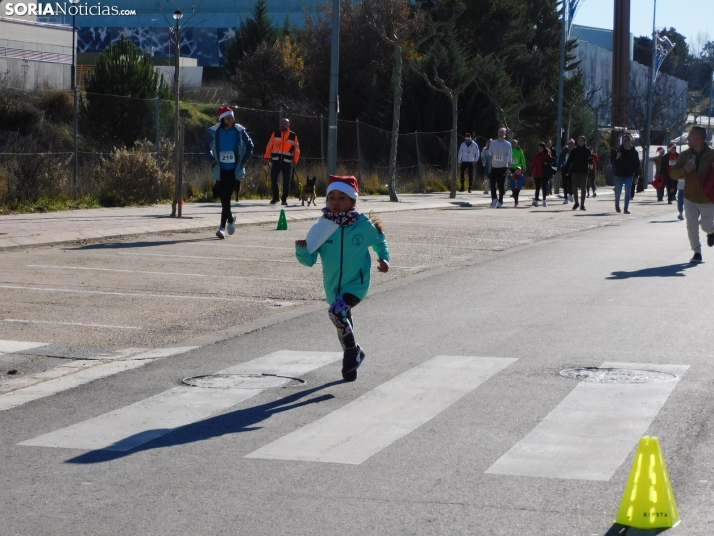 EN FOTOS | Golmayo se adelanta a las fiestas con su divertida carrera por relevos de Navidad