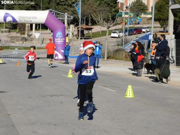 EN FOTOS | Golmayo se adelanta a las fiestas con su divertida carrera por relevos de Navidad