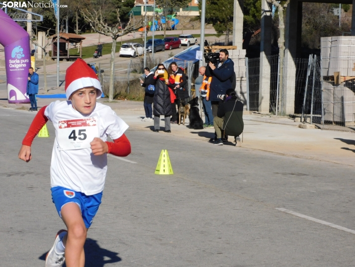 EN FOTOS | Golmayo se adelanta a las fiestas con su divertida carrera por relevos de Navidad