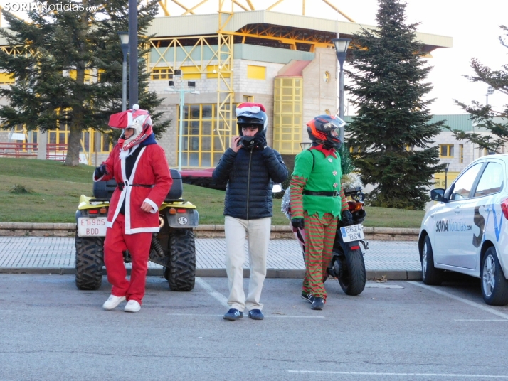 Decenas de Pap&aacute; Noeles hacen rugir sus motos en la 'Papanoelada', en fotos