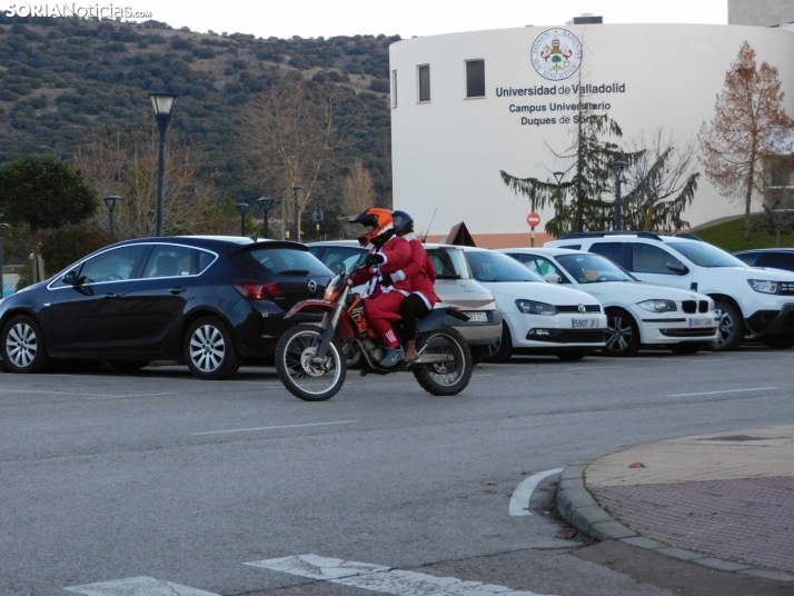 Decenas de Pap&aacute; Noeles hacen rugir sus motos en la 'Papanoelada', en fotos