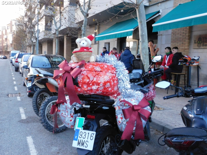 Decenas de Pap&aacute; Noeles hacen rugir sus motos en la 'Papanoelada', en fotos