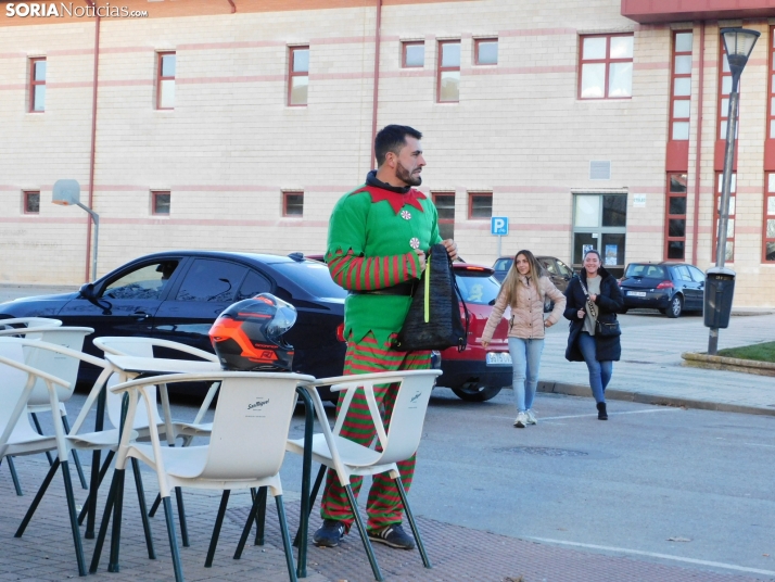 Decenas de Pap&aacute; Noeles hacen rugir sus motos en la 'Papanoelada', en fotos