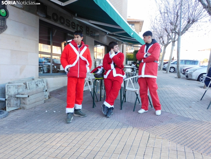 Decenas de Pap&aacute; Noeles hacen rugir sus motos en la 'Papanoelada', en fotos