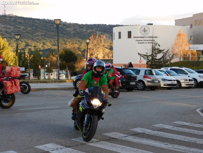 Decenas de Pap&aacute; Noeles hacen rugir sus motos en la 'Papanoelada', en fotos