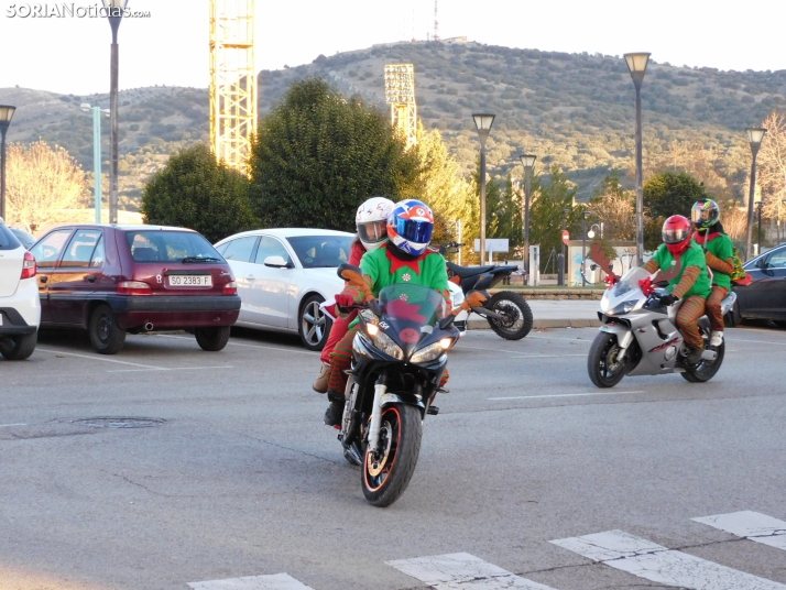 Decenas de Pap&aacute; Noeles hacen rugir sus motos en la 'Papanoelada', en fotos