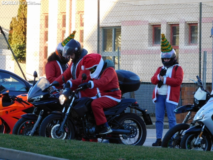 Decenas de Pap&aacute; Noeles hacen rugir sus motos en la 'Papanoelada', en fotos